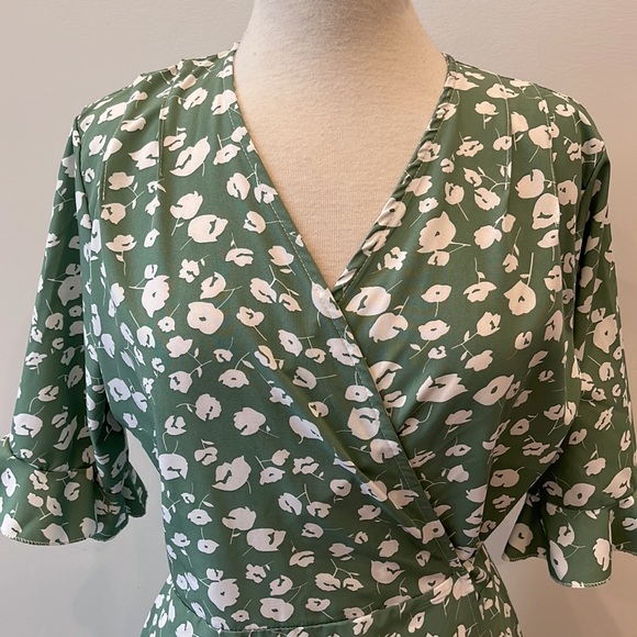 Swintager Green Floral Ruffle-Sleeve Wrap Midi Dress - Medium - Picture 4 of 15